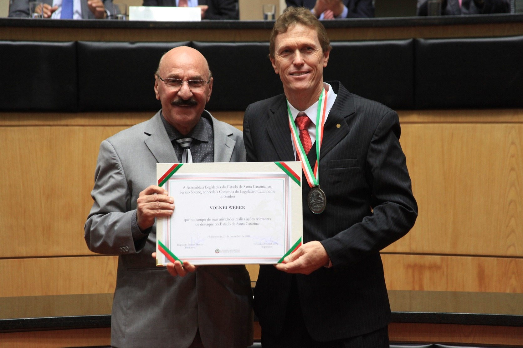 You are currently viewing Prefeito de São Ludgero recebe homenagem da Alesc