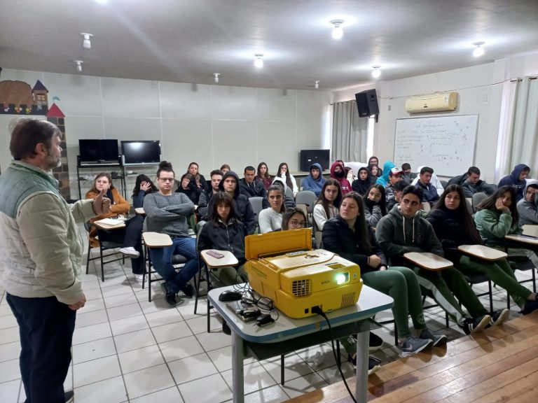 Read more about the article Comitê da Bacia faz palestra para alunos do Ensino Médio em Tubarão