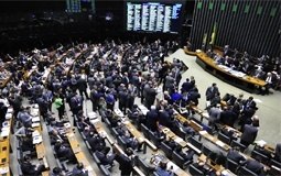 Read more about the article Câmara aprova mandato de cinco anos para todos os cargos eletivos e rejeita coincidência de mandatos Quinta, 11 de junho de 2015.