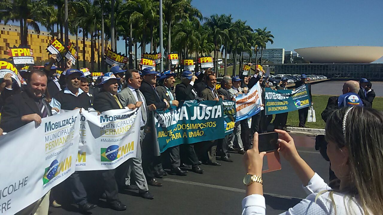 You are currently viewing Presidente da AMUREL participa de mobilização nacional