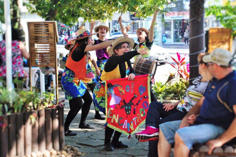 Read more about the article No aniversário de 10 anos, grupo Encantados Contadores de História presenteia público com evento multicultural