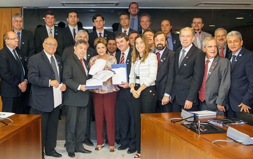 You are currently viewing Diretoria da Confederação leva até Dilma demandas cruciais do movimento municipalista Quinta, 22 de outubro de 2015.