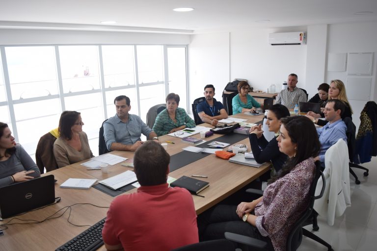 Read more about the article Assessores de Projetos das Associações de municípios preparam Encontro Estadual de Gestores Municipais de Convênios