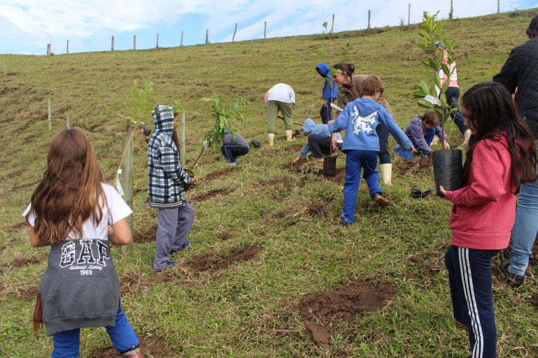 Read more about the article Comitê protege mais uma nascente, desta vez com participação de estudantes