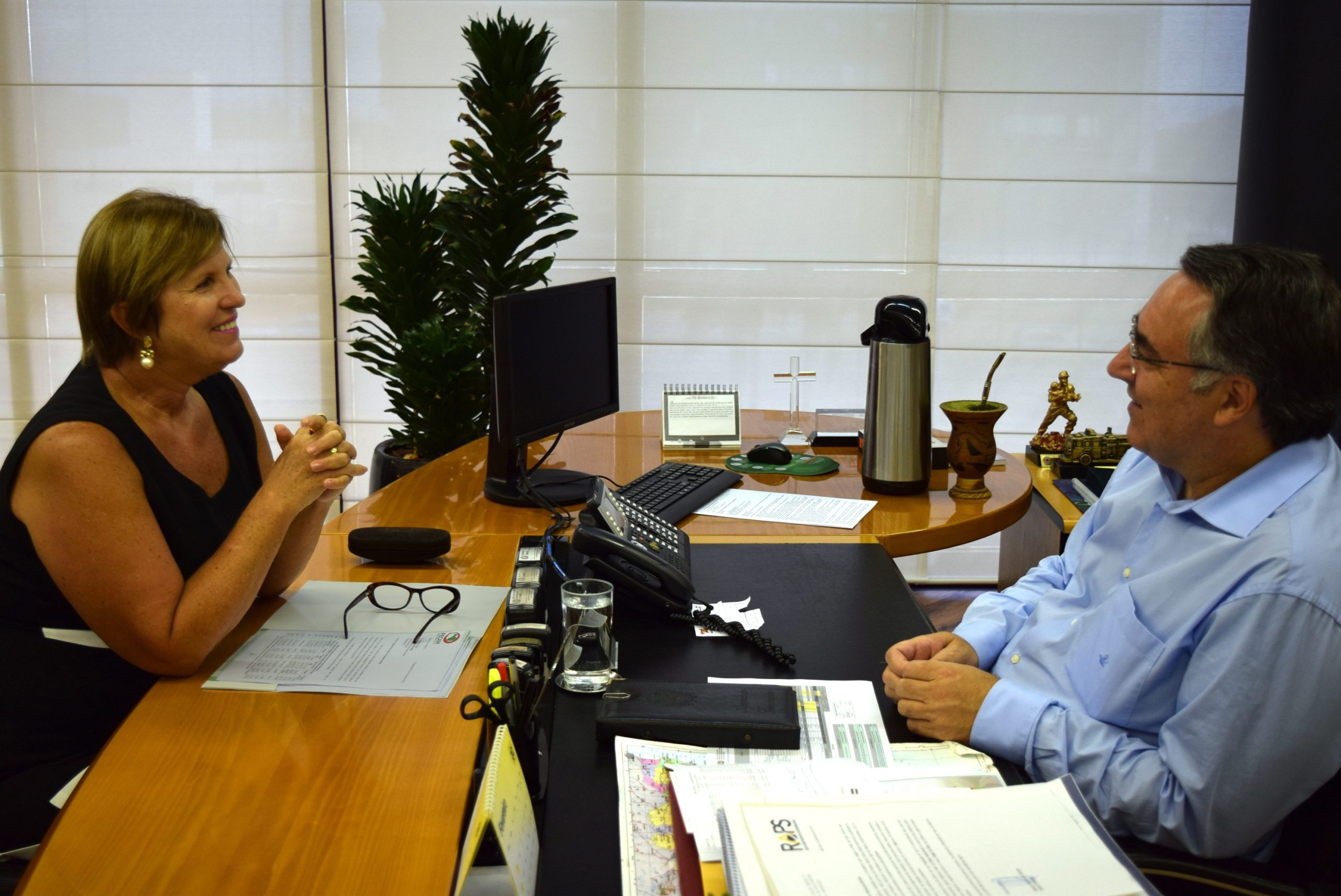 You are currently viewing Presidente Adeliana é recebida pelo governador e entrega pauta municipalista