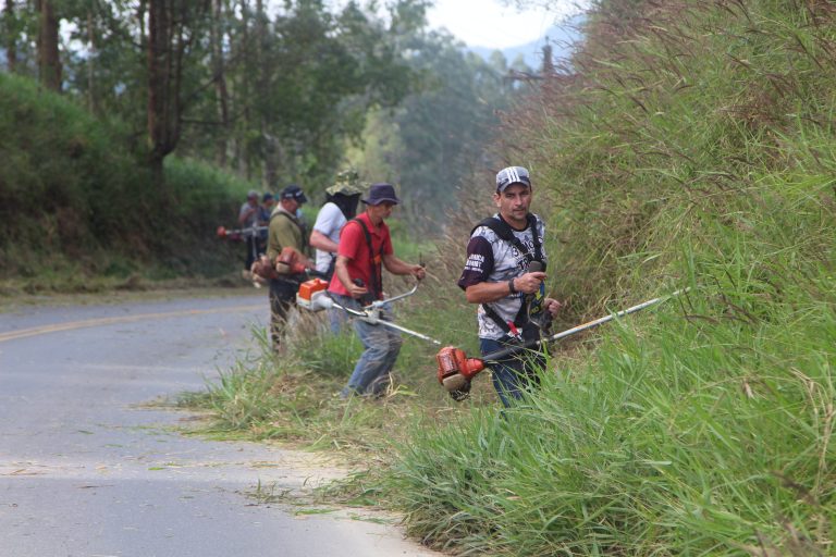 Read more about the article Voluntários roçam 17 km de margens de rodovia estadual no Sul do Estado