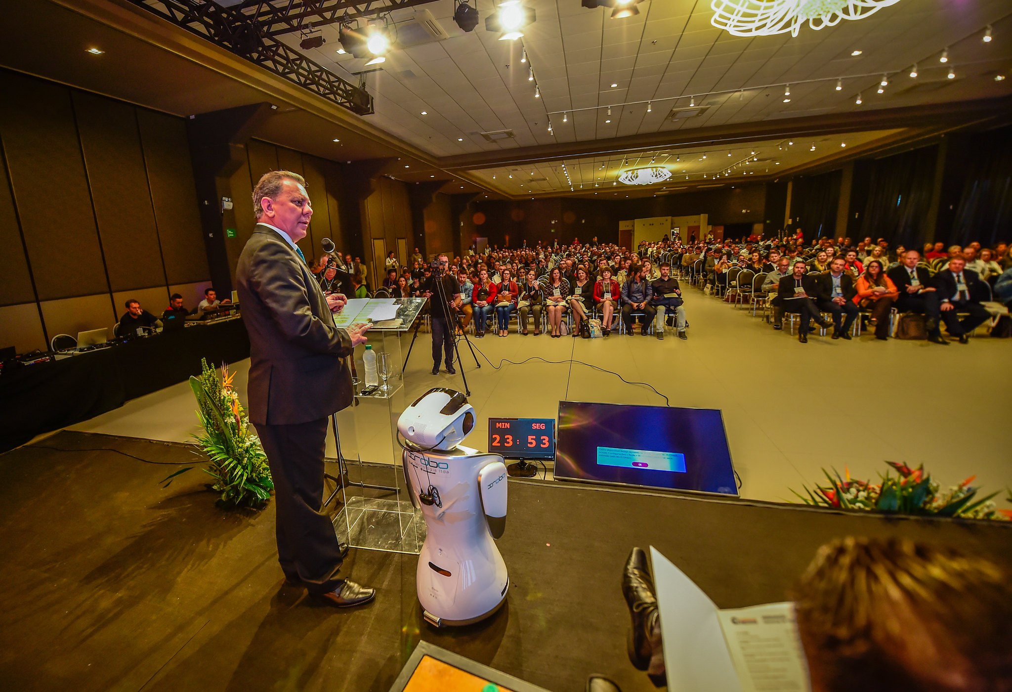 You are currently viewing Congresso de Prefeitos iniciou com interação e tecnologia no palco