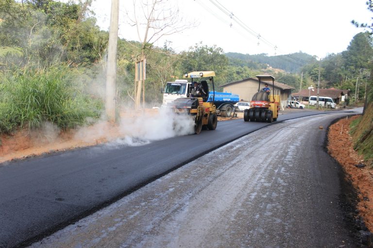 Read more about the article Amurel entrega projeto de pavimentação em Santa Rosa de Lima