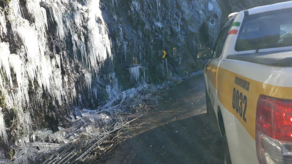 You are currently viewing Tráfego de veículos na Serra do Rio do Rastro é bloqueado por congelamento das pistas