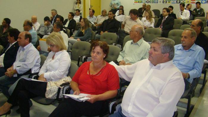 Read more about the article Tiscoski mostra a Secretaria de Saneamento e conclama prefeitos a "fazer projetos" e "Plano Municipal de Saneamento"