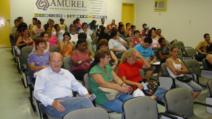 Read more about the article Governo e prefeitura firmam convênio para construção de unidades habitacionais no auditório da Amurel