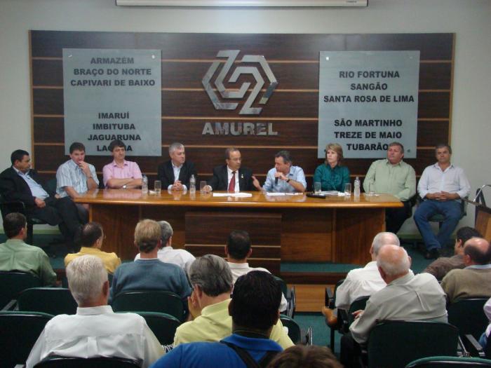 You are currently viewing Governador em exercício esteve na AMUREL com prefeitos e imprensa