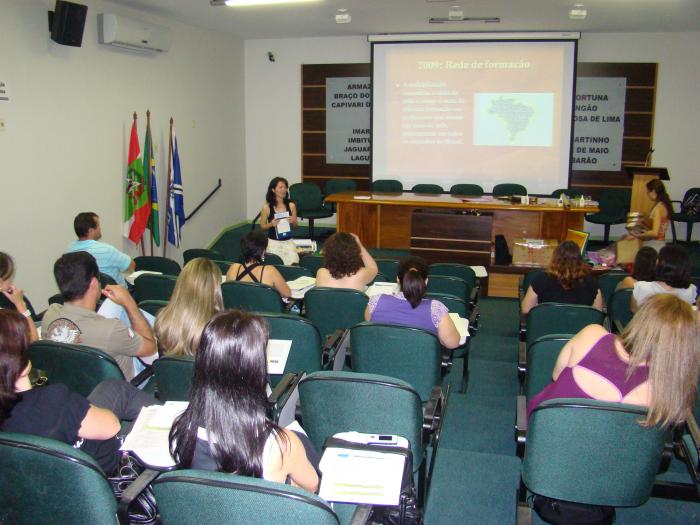 Read more about the article Aconteceu na AMUREL o curso para professores multiplicadores da Olimpíada de Língua Portuguesa