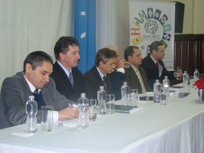 Read more about the article Servidores de municípios da AMUREL prestigiam Ciclo de Debates do TCE