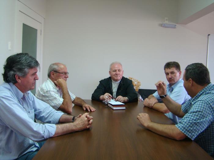 Read more about the article Comitiva da AMUREL visita bispo Dom Wilson da diocese de Tubarão