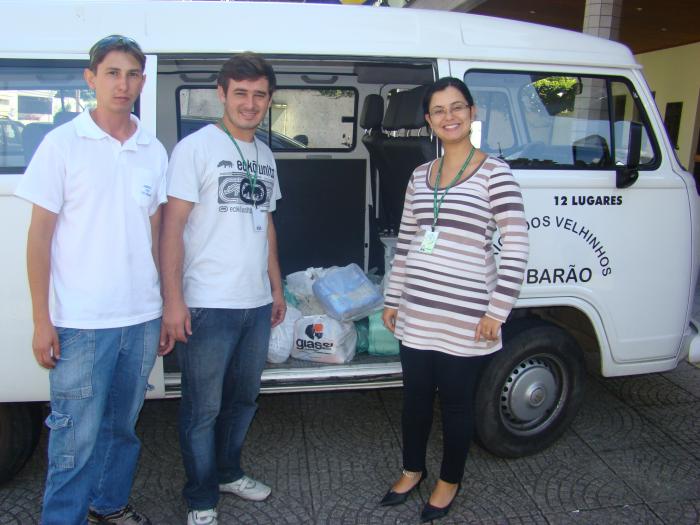 Read more about the article AMUREL doa alimentos arrecadados durante evento