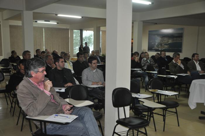 Read more about the article AMUREL participa de reunião do Conselho Político Empresarial em Imbituba