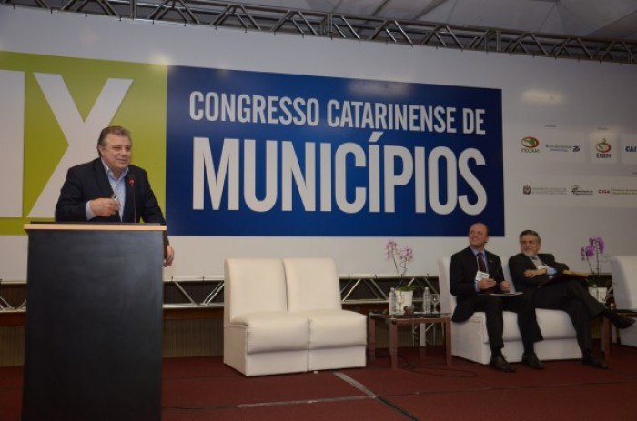 Read more about the article IX Congresso Catarinense de Municípios – Tebaldi expõe projeto de municipalização do ensino fundamental