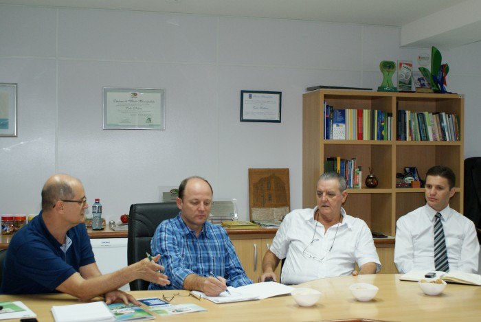 You are currently viewing Novo presidente da FECAM tem encontro com executivos das Associações de Municípios de Santa Catarina