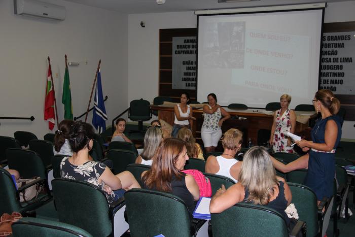 Read more about the article A Gerência Regional de Educação se reuniu na sede da AMUREL para capacitar os gestores escolares