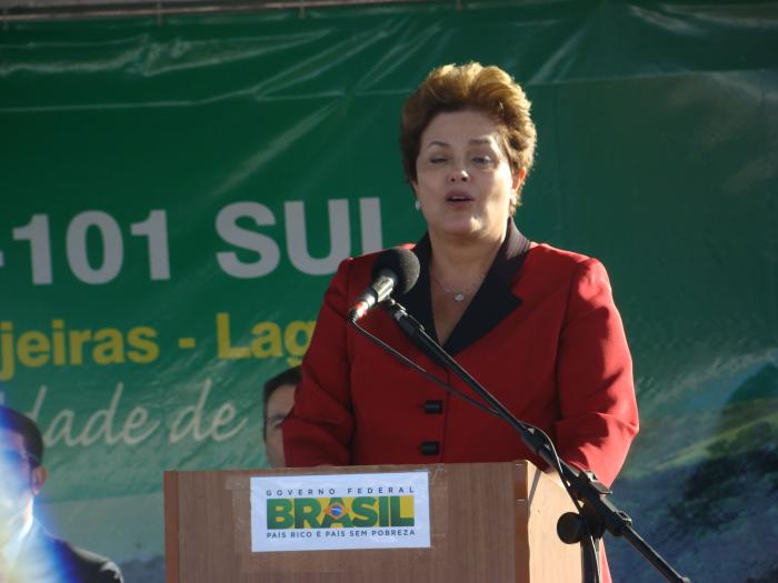 Read more about the article Dilma visita Laguna, ordena construção de Ponte de Cabeçuda e assegura obras em outras rodovias federais no Estado