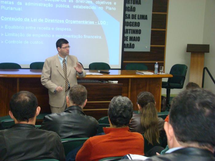 Read more about the article AMUREL ofereceu curso de Contabilidade para Gestores