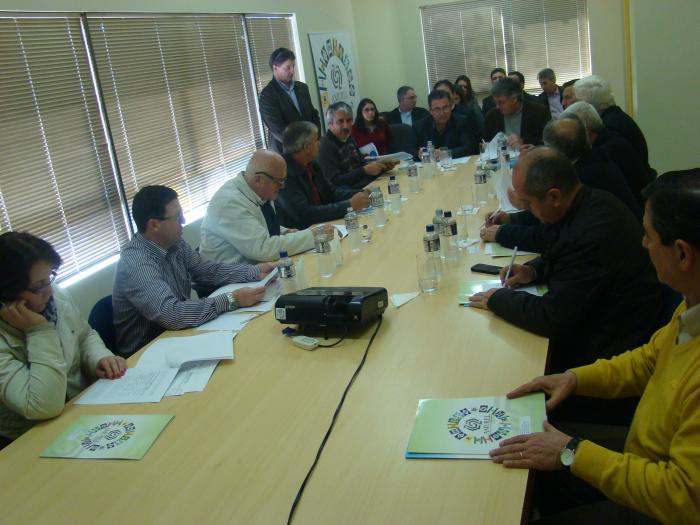 You are currently viewing Saneamento, tributos municipais e piso de regional para médicos e dentistas foram os assuntos principais na assembleia da AMUREL