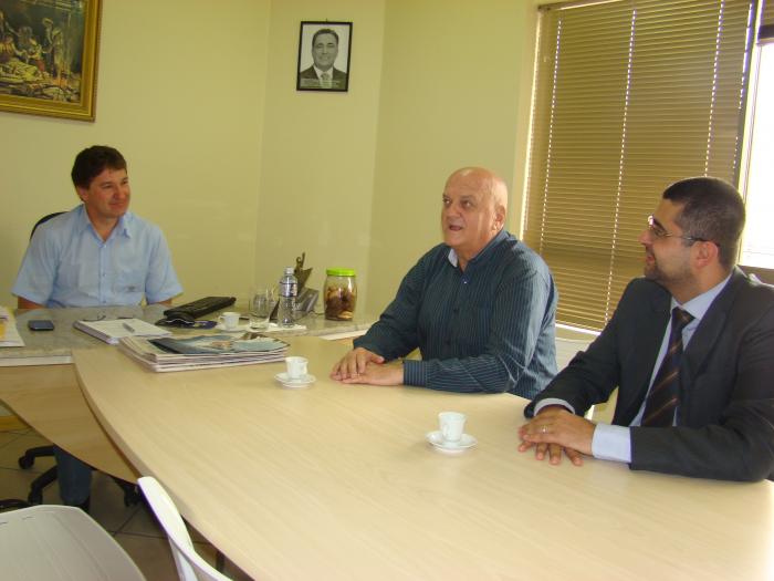 Read more about the article Prefeito Olávio visita AMUREL e solicita projetos prioritários