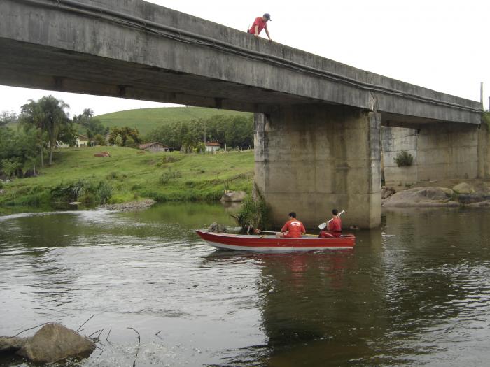 Read more about the article Bombeiros de Braço do Norte auxiliam AMUREL em trabalho de batimetria no Rio Pequeno