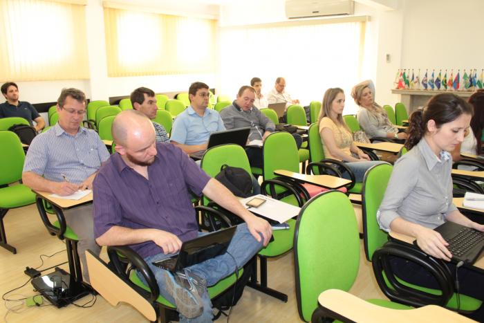 Read more about the article Assessores de comunicação dos municípios preparam seminário estadual para novembro