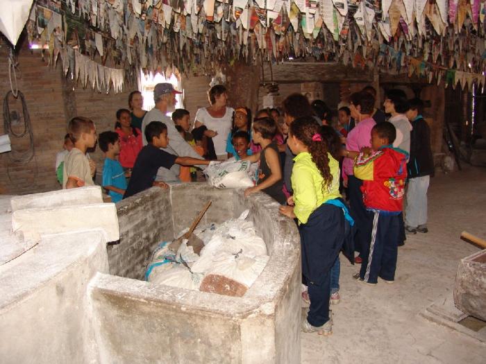 Read more about the article Capivari de Baixo – Alunos da Escola Pequeno Polegar visitam engenho centenário