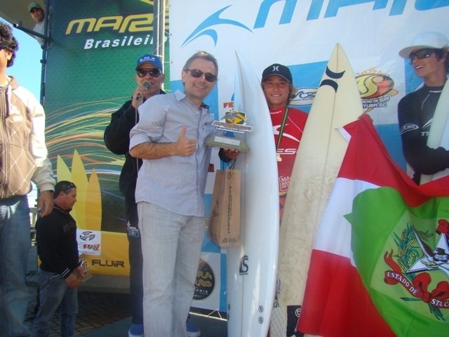 Read more about the article Atleta Imbitubense é campeão mirim do Maresia Brasileiro de Surf 2009