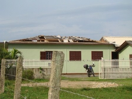 Read more about the article Colocação de telhas em residências avalizadas pela assistência social será iniciada ainda esta tarde