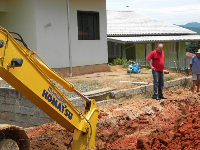 Read more about the article Prefeito visita obras de esgoto no Nossa Senhora de Fátima