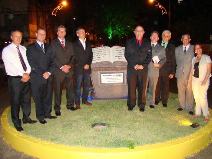 Read more about the article Inaugurado monumento a bíblia em Imbituba