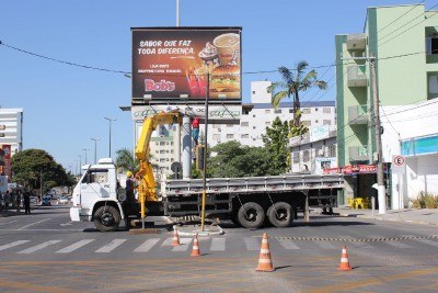 Read more about the article Tubarão – Placa irregular de publicidade é retirada da avenida