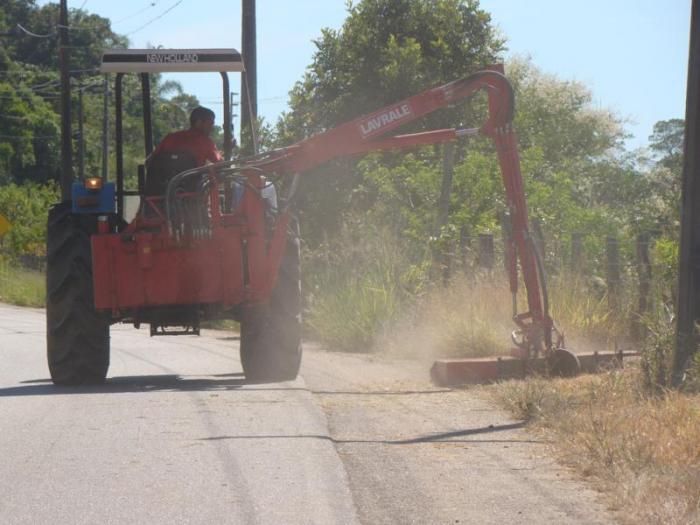 Read more about the article Comunidades do município de Imaruí continuam recebendo trabalhos nas estradas