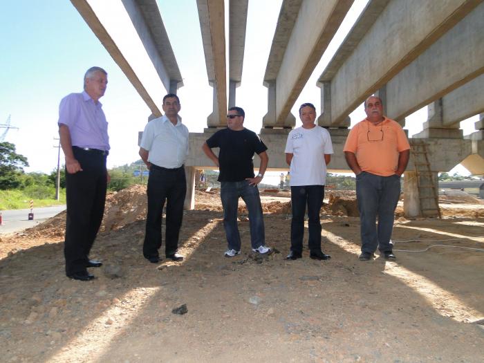 Read more about the article Prefeito Brunel acompanha instalação de vigas no futuro viaduto de acesso a Capivari de Baixo