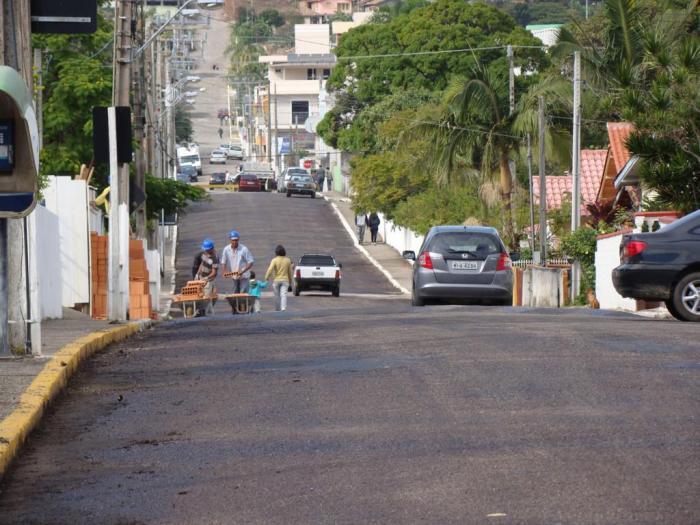 Read more about the article Imaruí – Ruas do centro recebem serviços de recapeamento asfáltico