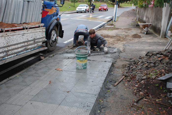 Read more about the article Capivari – Calçadas continuam a ser instaladas na avenida Nereu Ramos