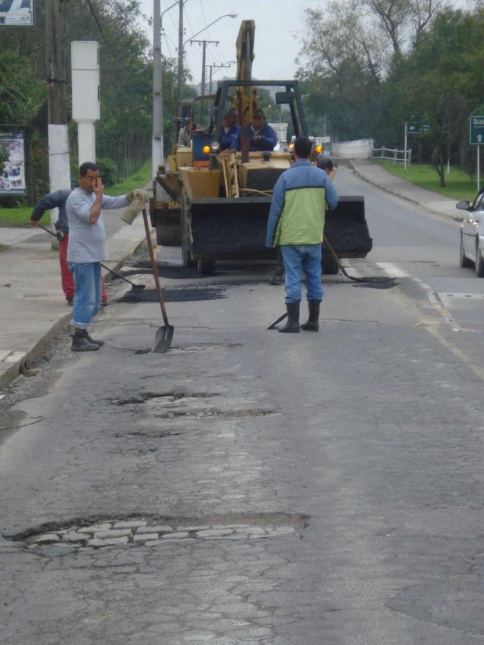 Read more about the article Capivari – Operação tapa-buracos é realizada na avenida Nações Unidas