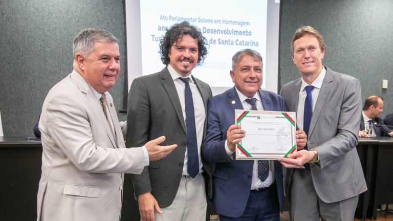 Read more about the article Assembleia Legislativa homenageia assessor de turísmo da AMUREL e mais personalidades 