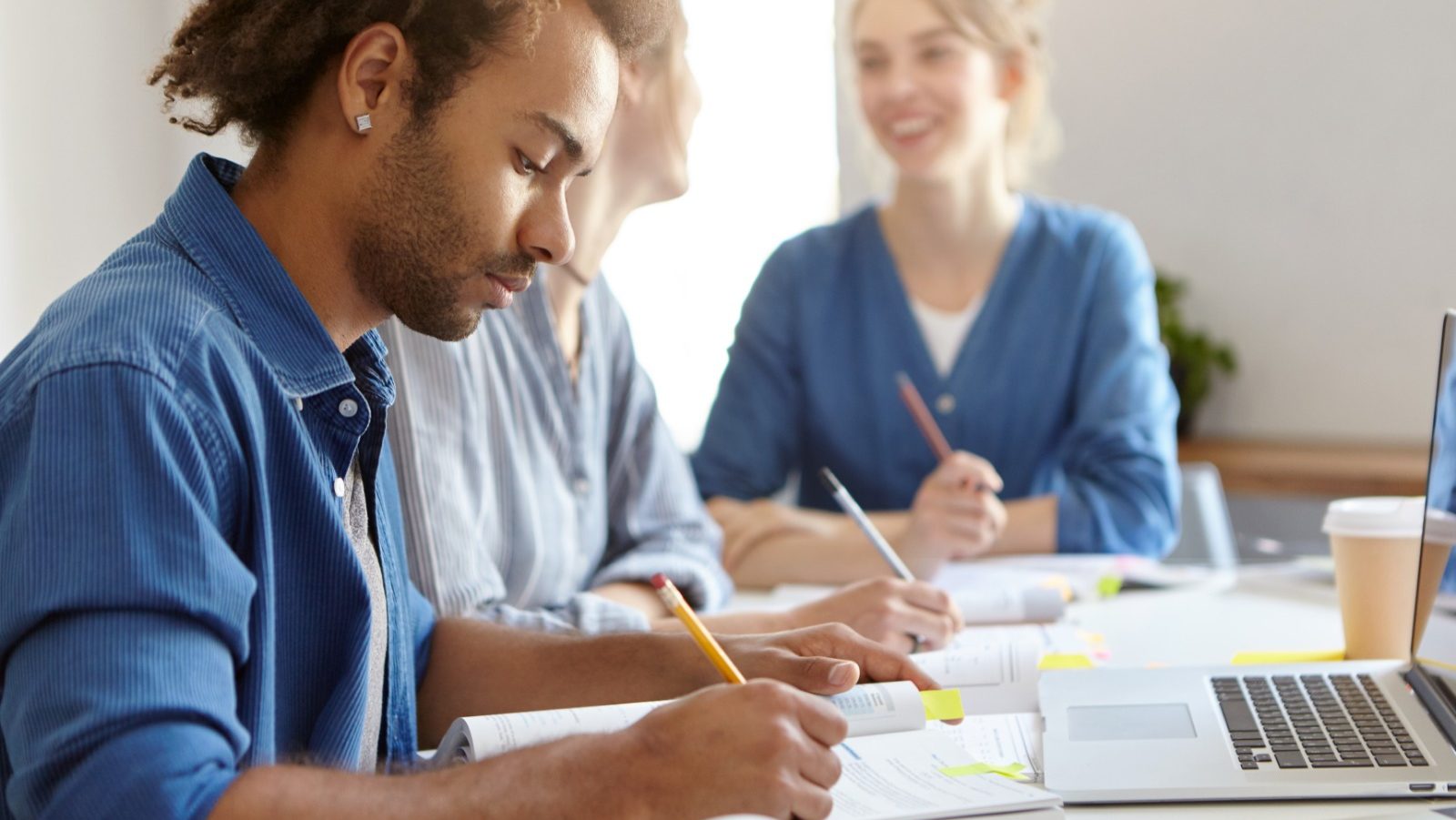 Read more about the article AMUREL inicia processo seletivo para Desenhista Técnico, Auxiliar de Laboratorista e Laboratorista