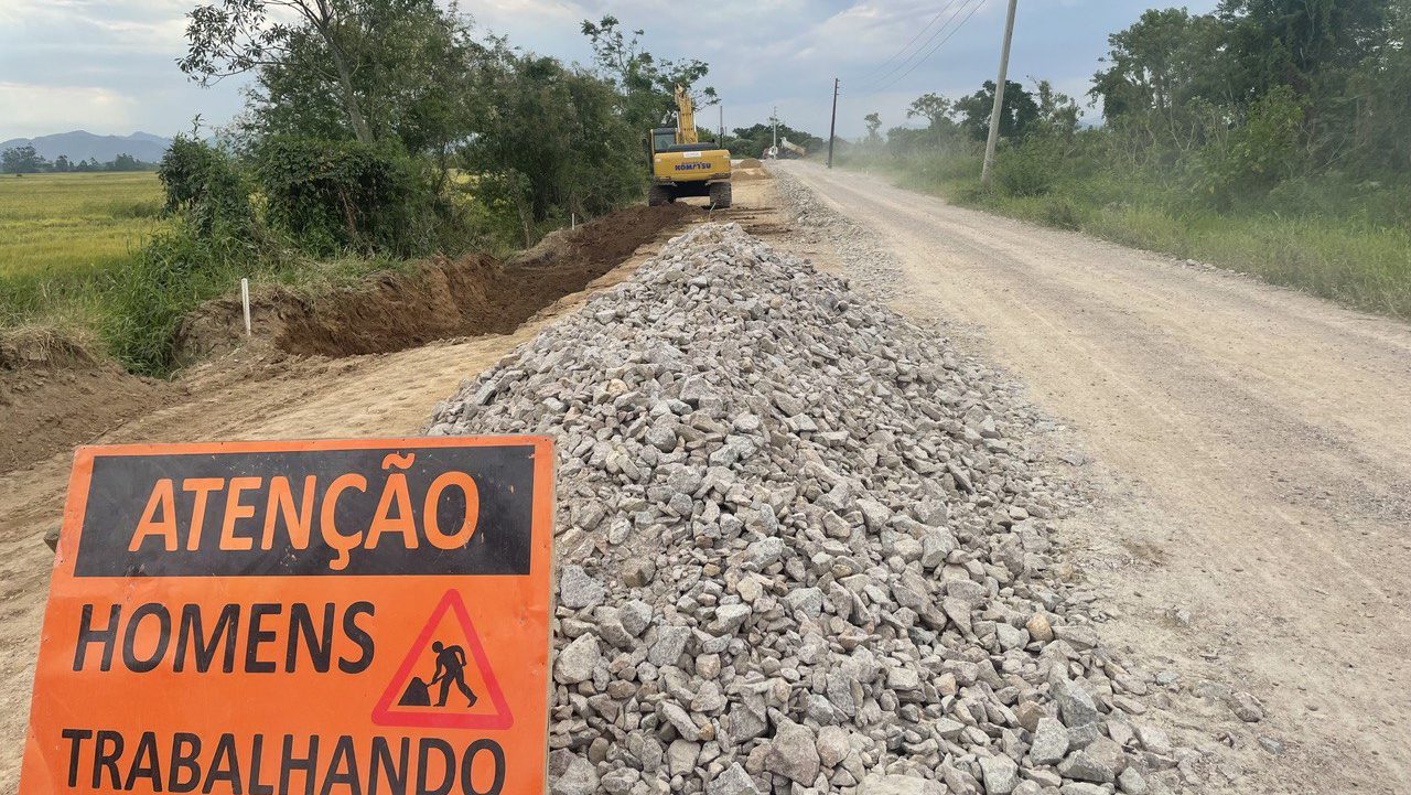 You are currently viewing Com 50 trabalhadores e 30 máquinas, obra da Aggeu Medeiros ganha ritmo e asfalto já é previsto