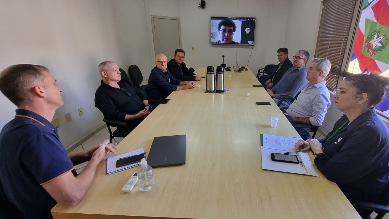 Read more about the article Reunião do Colegiado de Administração e Fazenda da AMUREL promove debates sobre retenções e temas atuais