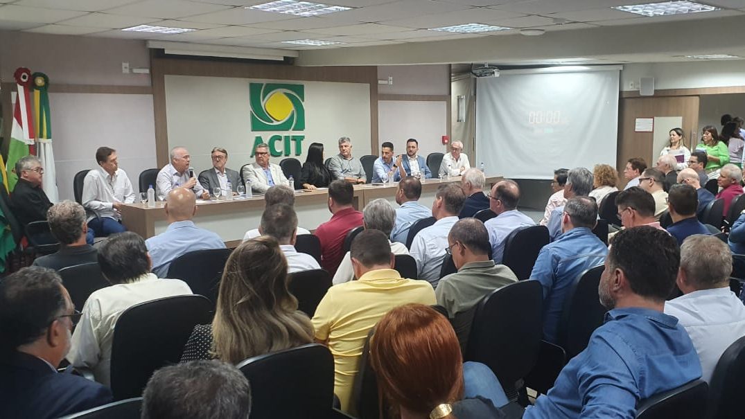 You are currently viewing Lideranças políticas se reúnem para debater a situação do Morro dos Cavalos e das SCs 108 e 435.